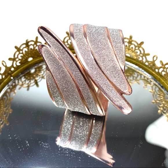 Angel wind rose gold hinge bracelet - Picture 6 of 7